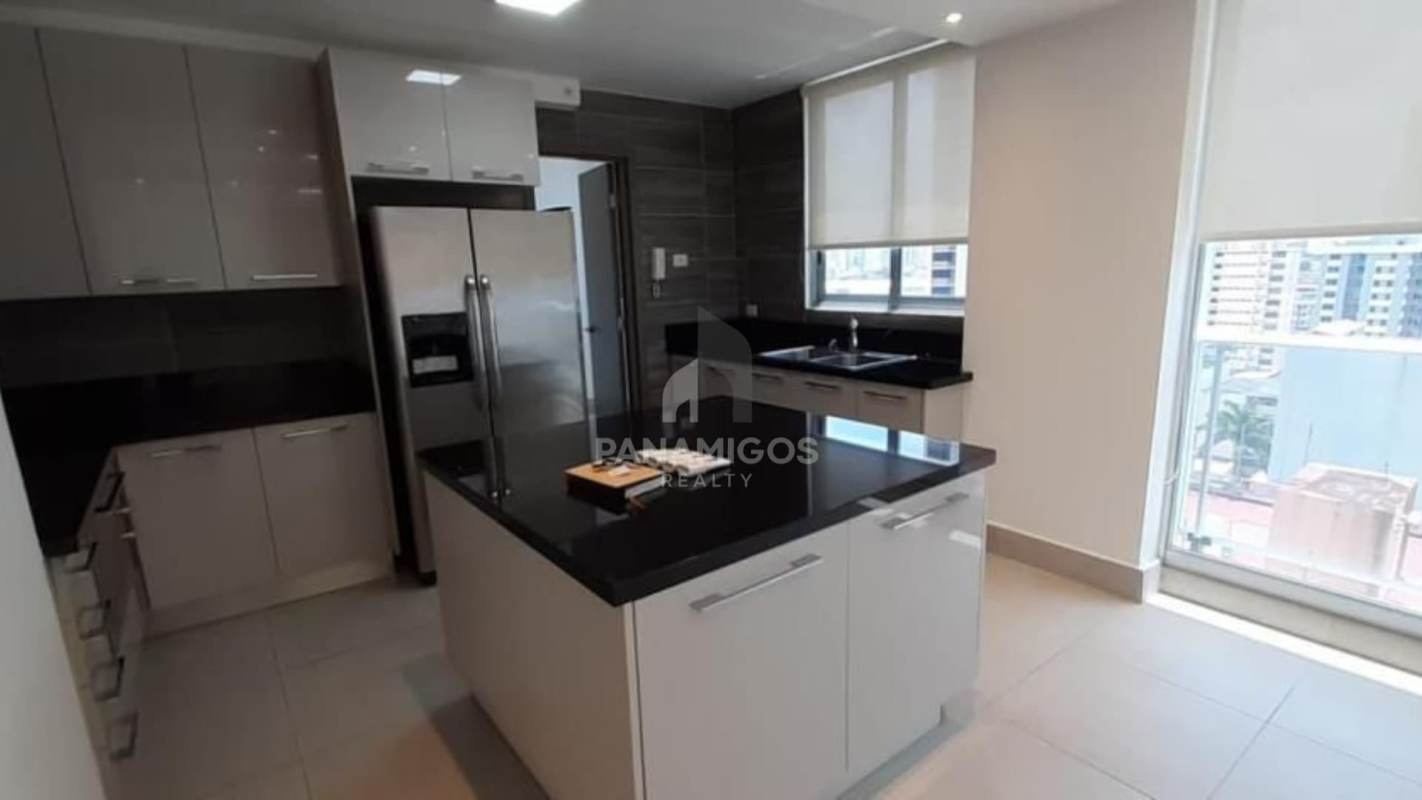 Modern bathroom with glass shower, elegant finishes in PH Park City Obarrio Panama