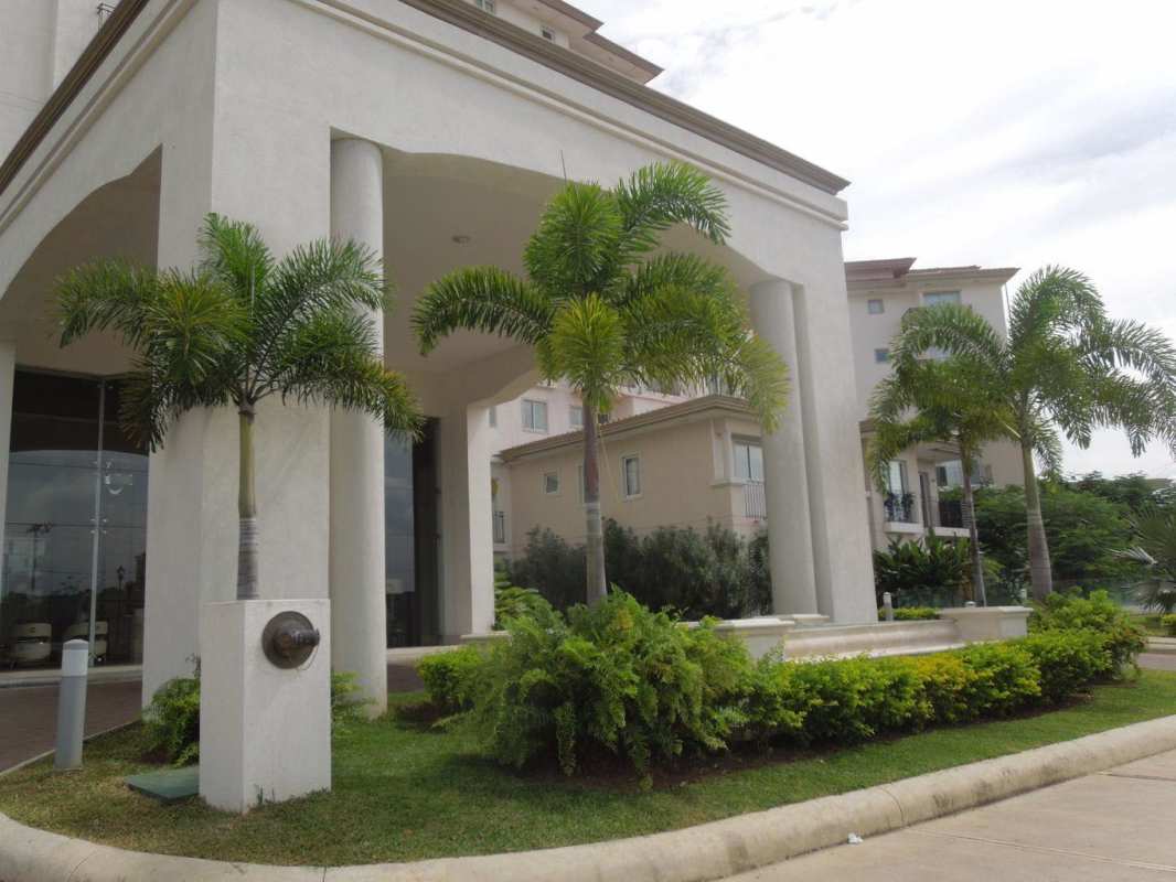 Modern bathroom with double sink vanities, marble finishes in PH Santa Maria Panama