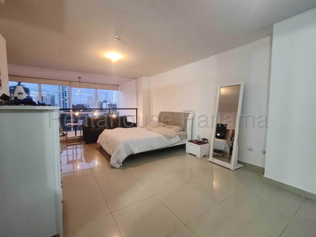 Panoramic views of Panama City skyline from loft apartment PH Vitro Loft El Cangrejo