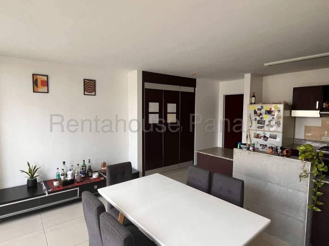 Open concept mezzanine bedroom with natural light PH Vitro Loft El Cangrejo Panama