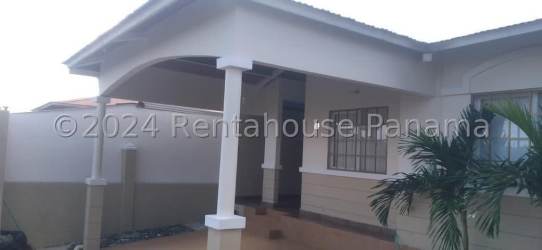 Backyard terrace with tile floor and covered roof of 4BR house in Sausalito Gardens La Chorrera Panama