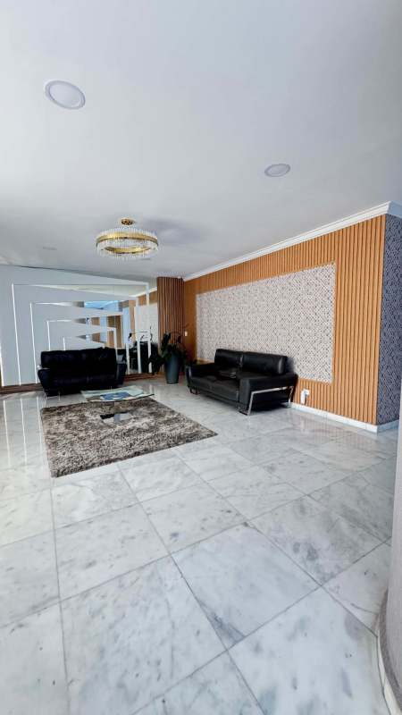 Spacious living room with large windows and city view at PH Astoria El Cangrejo Panama