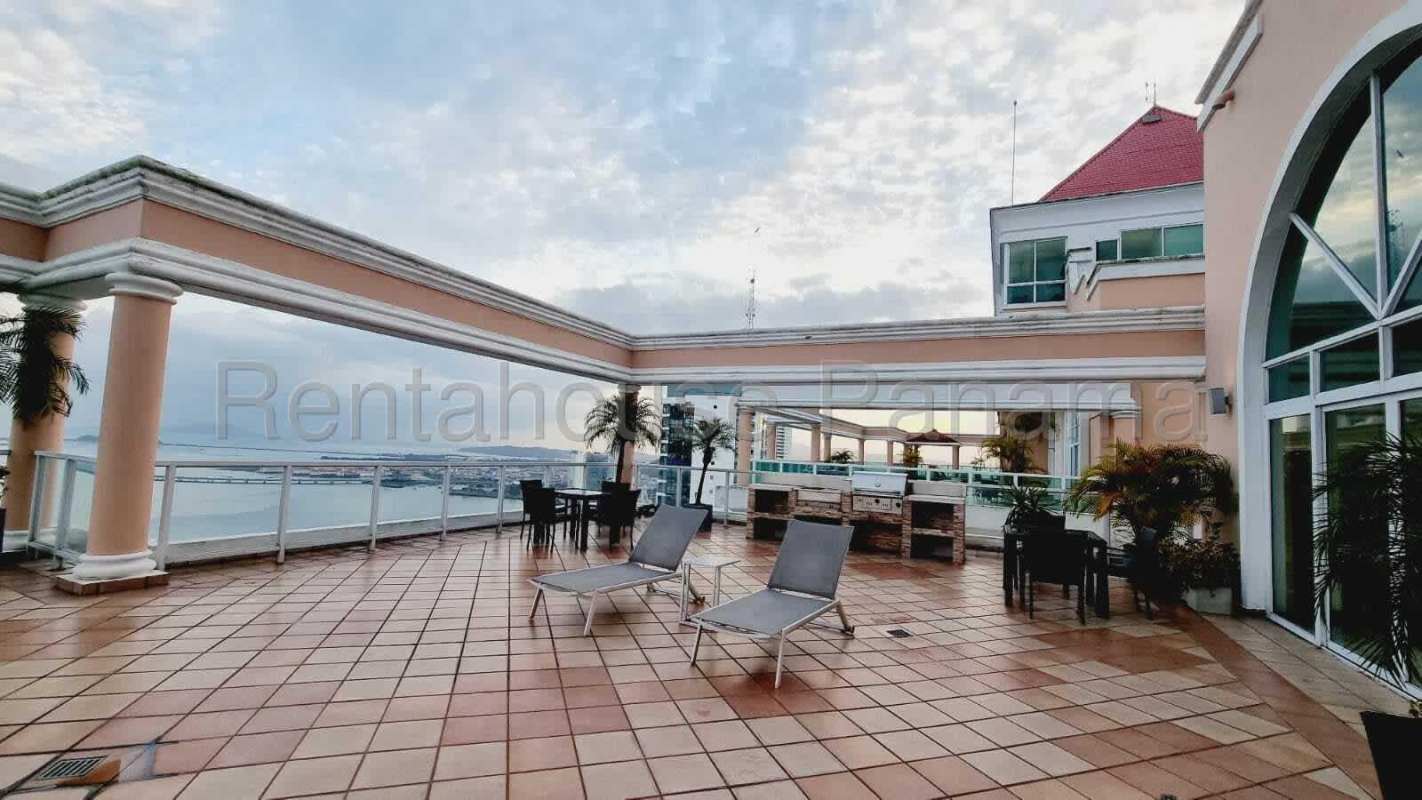 Infinity rooftop swimming pool overlooking ocean skyline PH Vista del Mar Panama