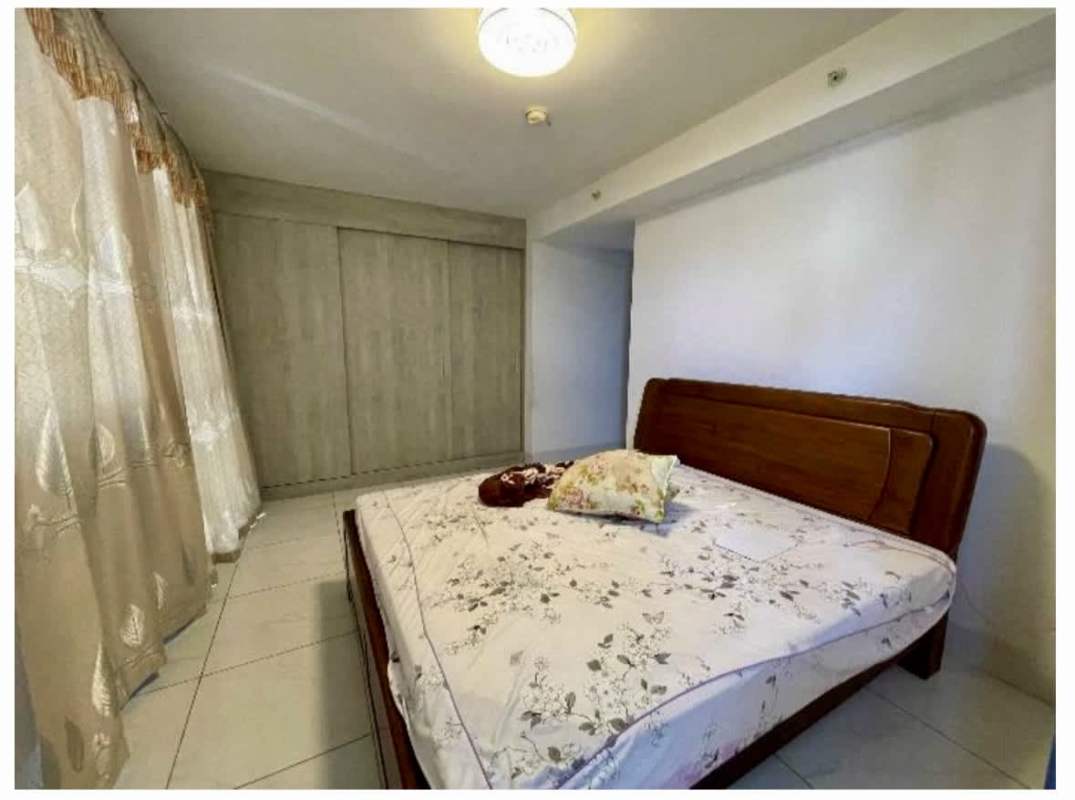 Minimalist bedroom with wooden bed, sliding closet, beige curtains in PH Los Angeles Parkview Panama