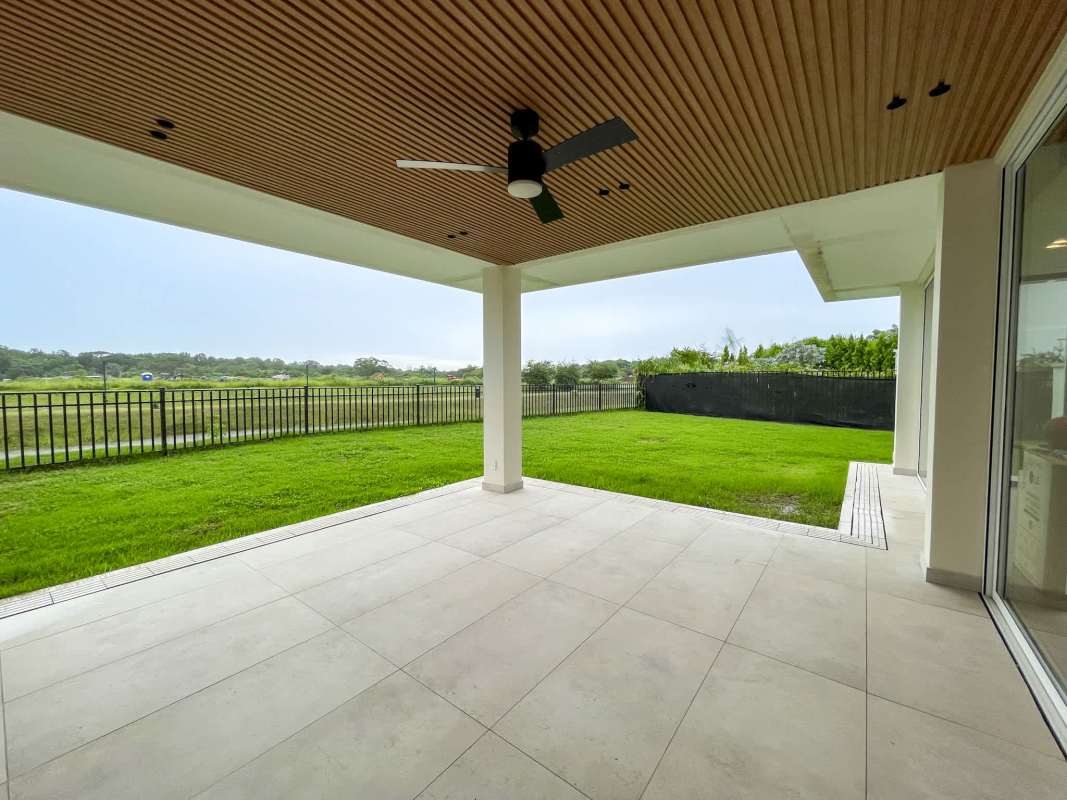 Luxury 3BR 2-Story Lakeview Home in The Grove Santa María