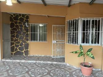 Spacious living room with tiled floor and bright walls in family house for sale Panama