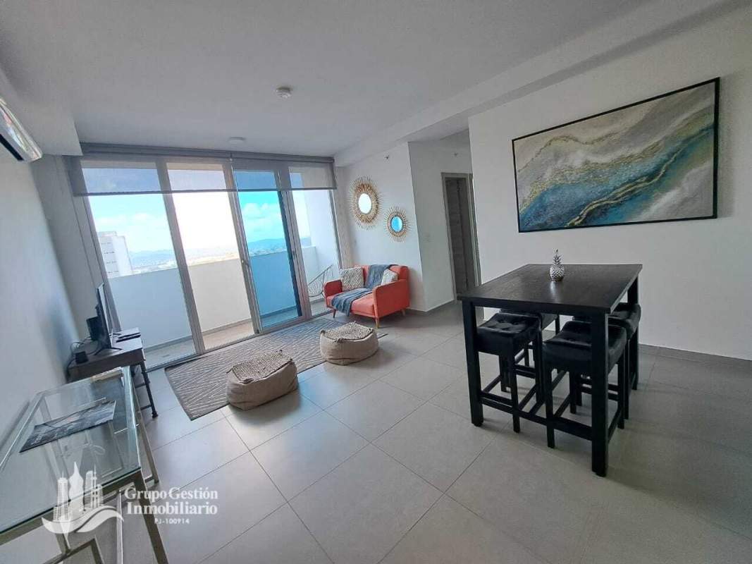 Rooftop swimming pool and Jacuzzi with panoramic skyline views in PH Signature Point Panama City