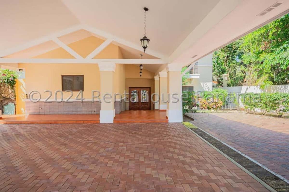 Spacious kitchen granite countertops wooden cabinetry breakfast nook Camino de Cruces Panama