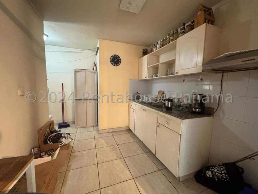 Master bedroom split AC built-in closet tiled floors in apartment PH Parque de Versalles Parque Lefevre Panama