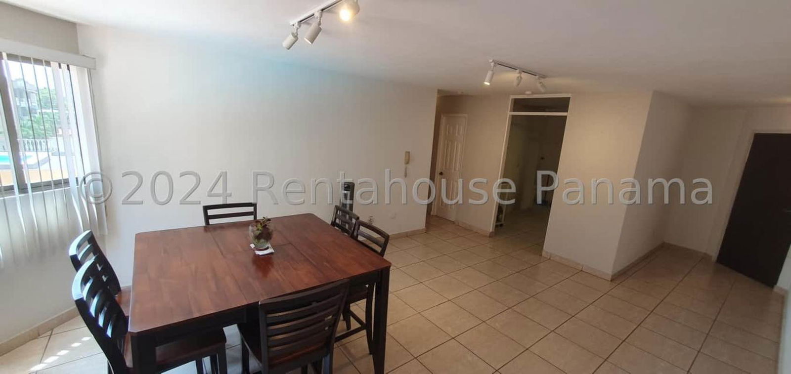 Living dining area with large window split AC and tiled floors in PH Parque de Versalles Parque Lefevre Panama