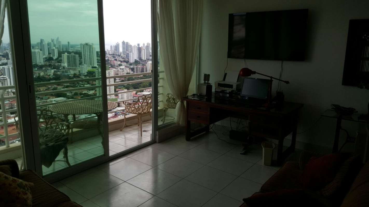Master bedroom large window city view Edison Park PH Vivendi 300 Panama