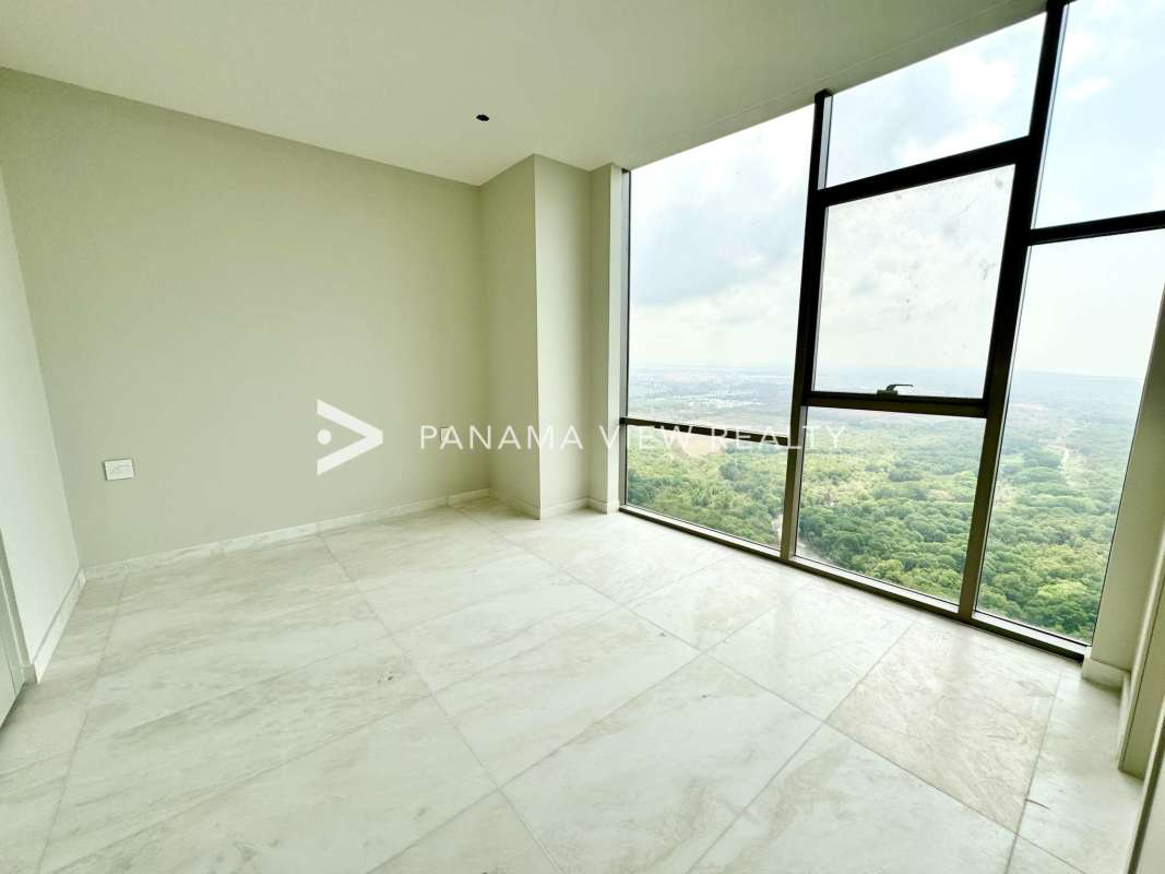 Rooftop infinity pool with panoramic view in luxury condo La Maison by Fendi Santa María Panama