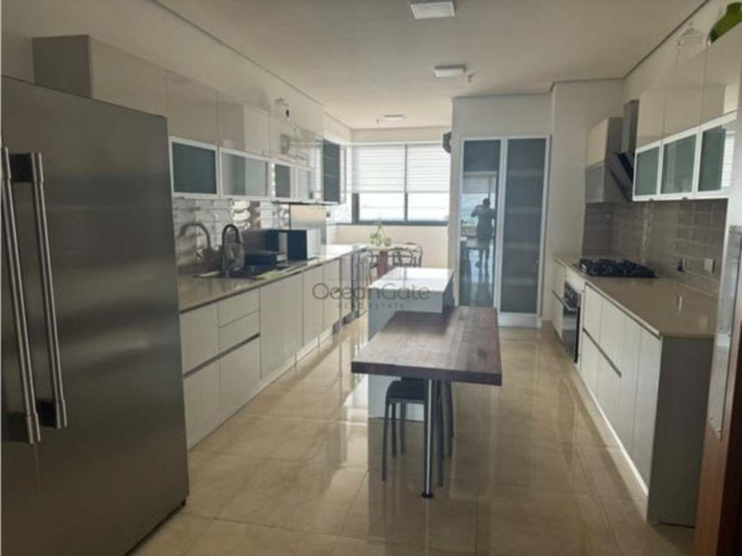 High-end kitchen with granite countertops stainless appliances PH Matisse Panama