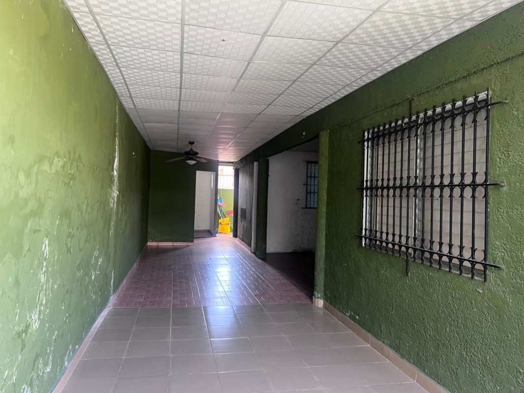 Bedroom with window and security bars, tiled floors, closet in Residencial Montserrat Las Cumbres