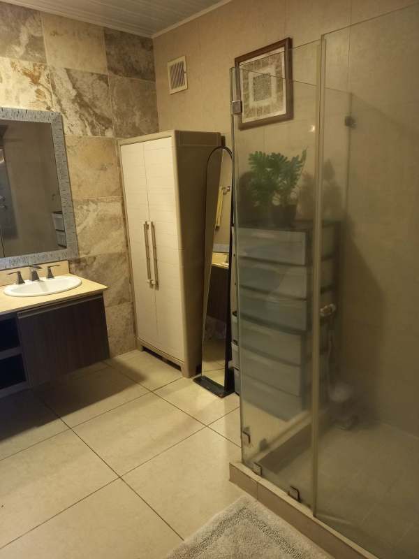 Modern bathroom with glass-enclosed shower, ceramic tile PH Rivage Panama City