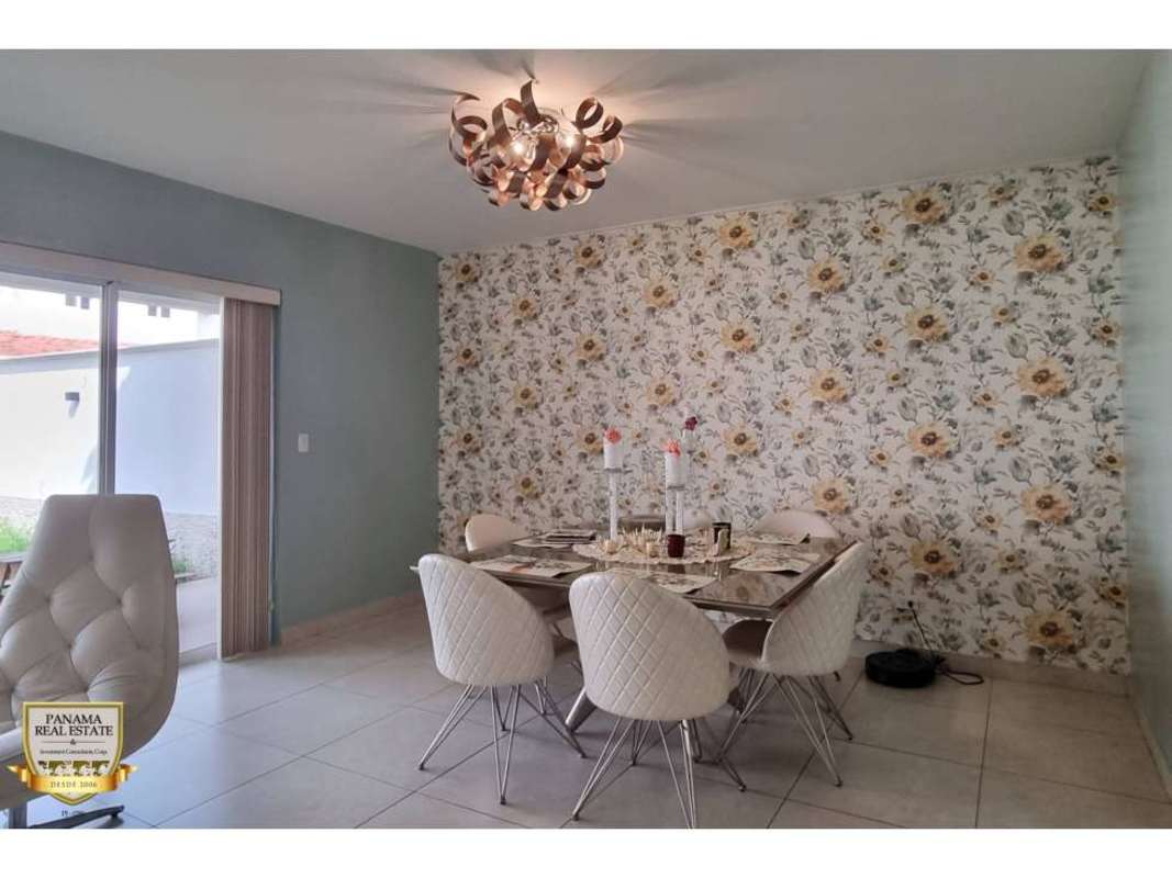 Dining room with floral wallpaper and glass table in Reserva de Versalles Costa Sur Panama