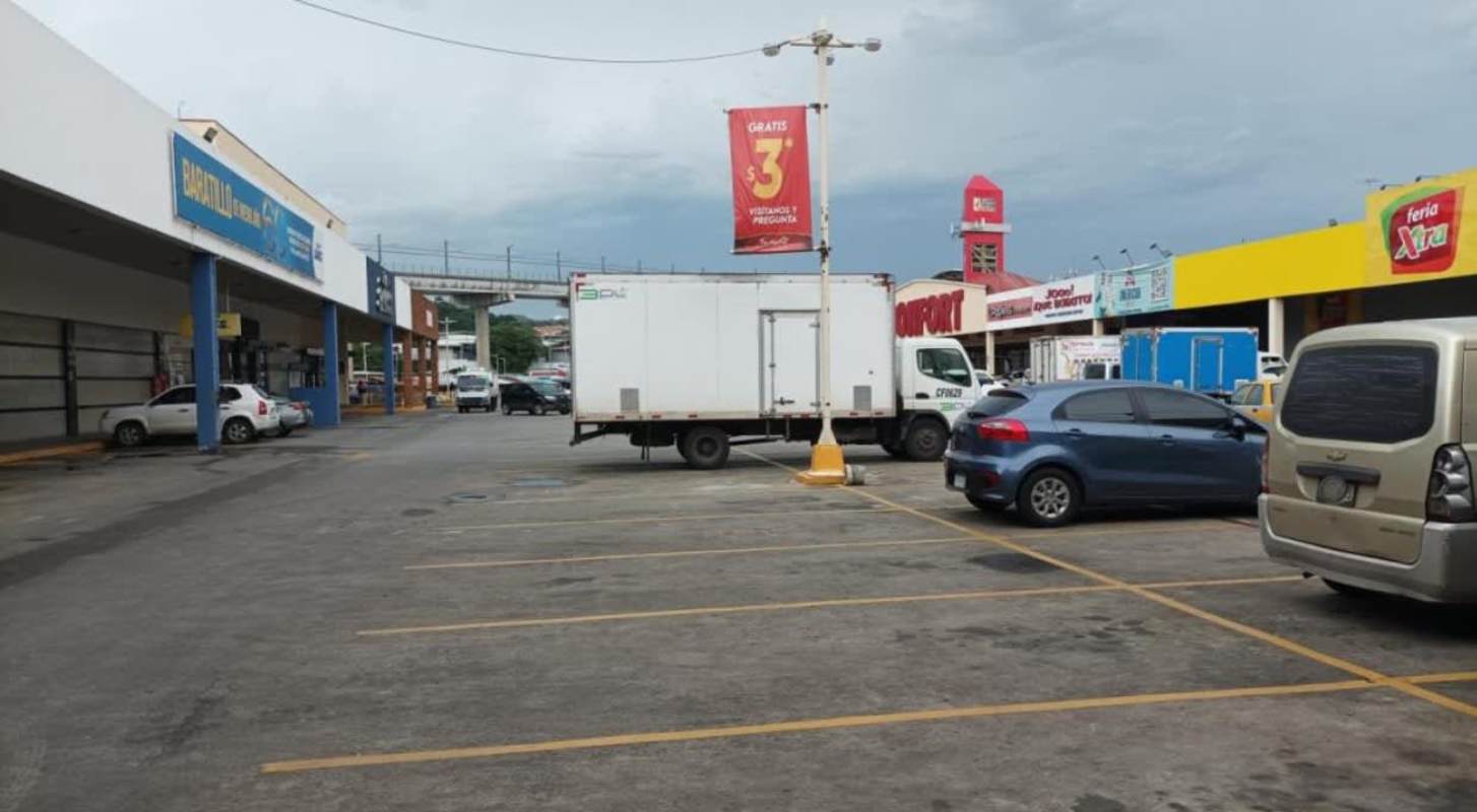 Ample parking and commercial units view in La Gran Estación shopping center Panama City