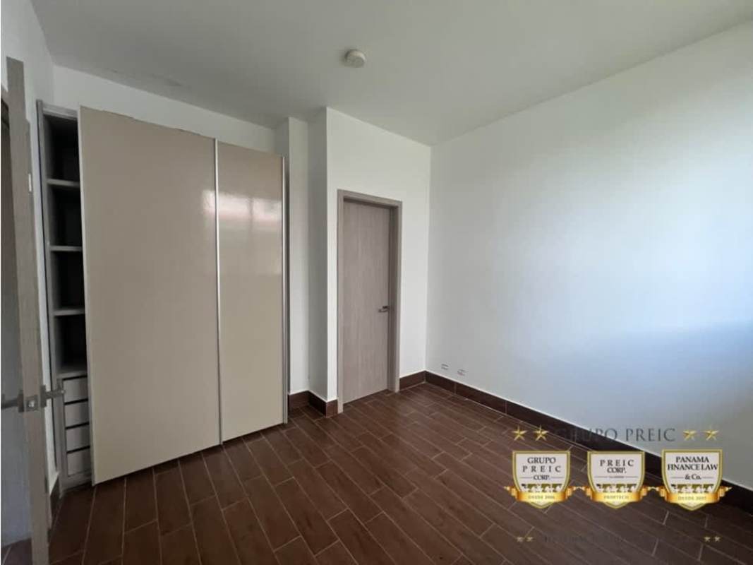 Master bedroom with ensuite bathroom in apartment sale PH Costamare Panama