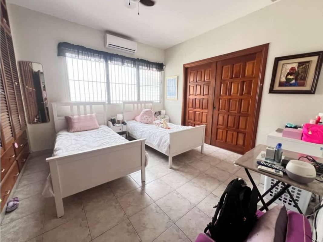 Traditional dining room with large table, chandelier and red cushioned chairs Betania Los Angeles Panama