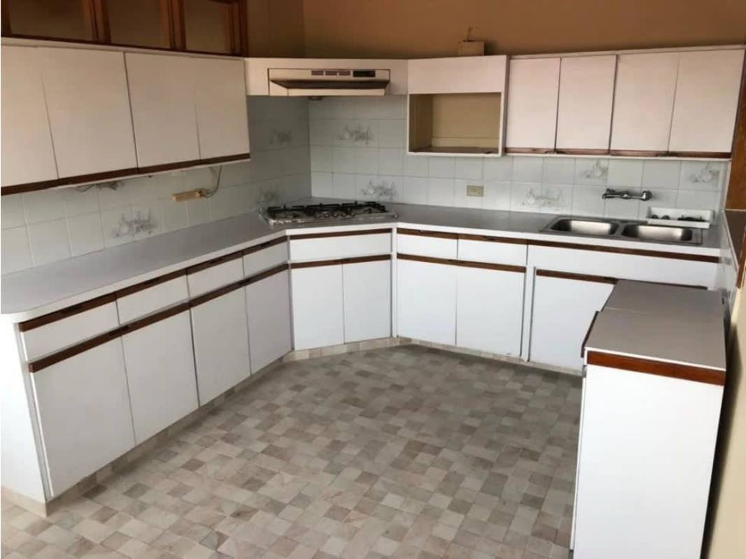 Kitchen with tile backsplash, L-shaped cabinetry, gas cooktop Betania Panama house for sale