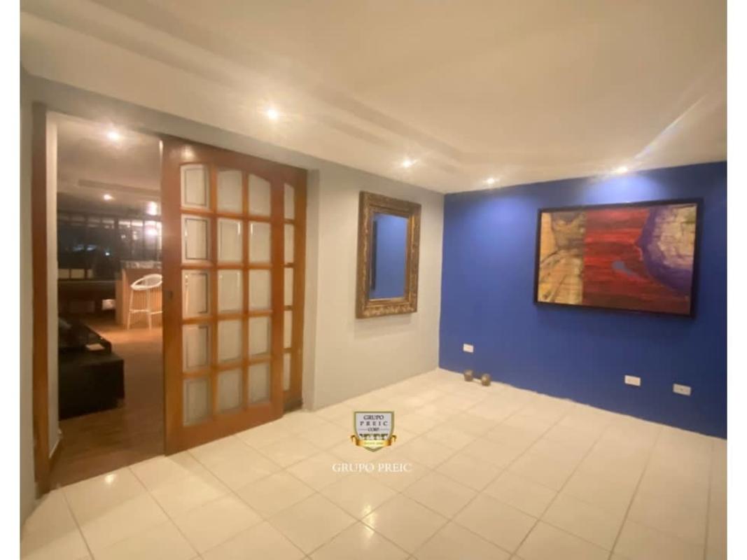 Large apartment living-dining area at PH Mirador Obarrio, ceramic floors, natural light