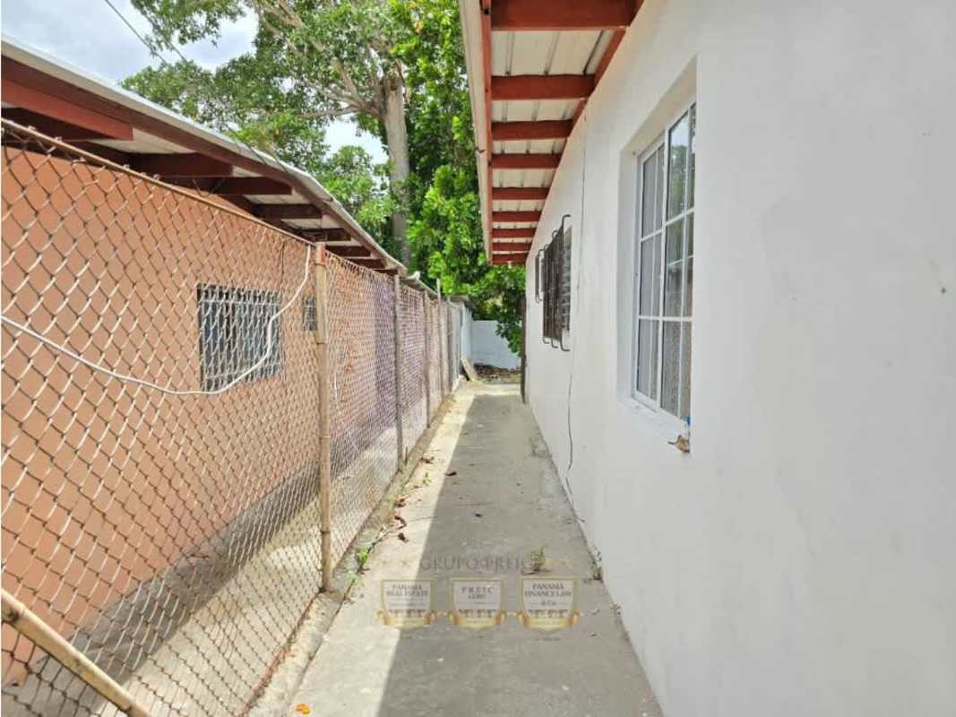 Private landscaped backyard with lawn area and trees in Rufina Alfaro house for sale