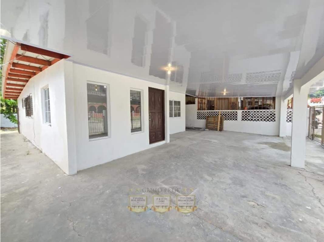 Spacious living area with tiled floors and modern lighting in Cerro Viento house for sale