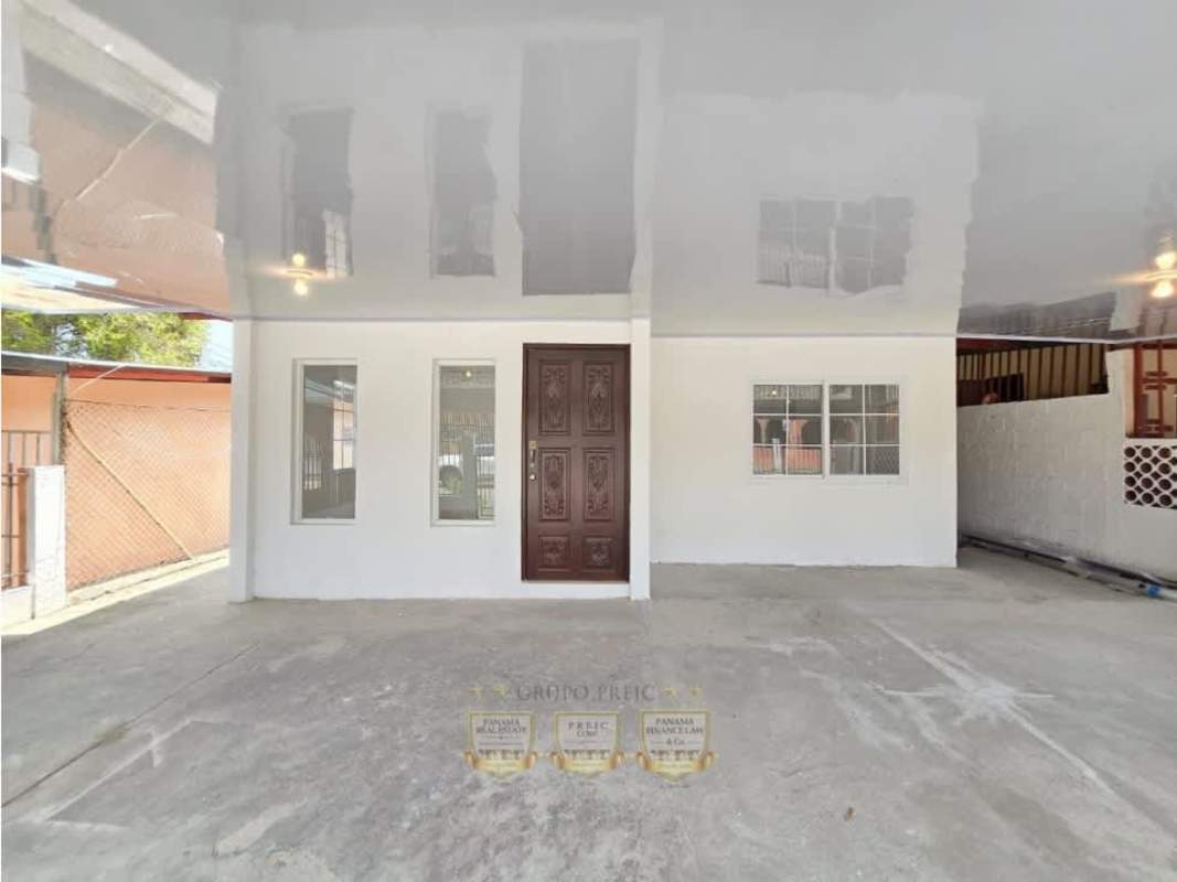 Renovated kitchen with granite counters and cabinetry in house for sale Panama