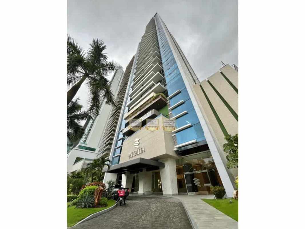 Infinity swimming pool with lounge chairs overlooking skyline at PH Regalia Panama