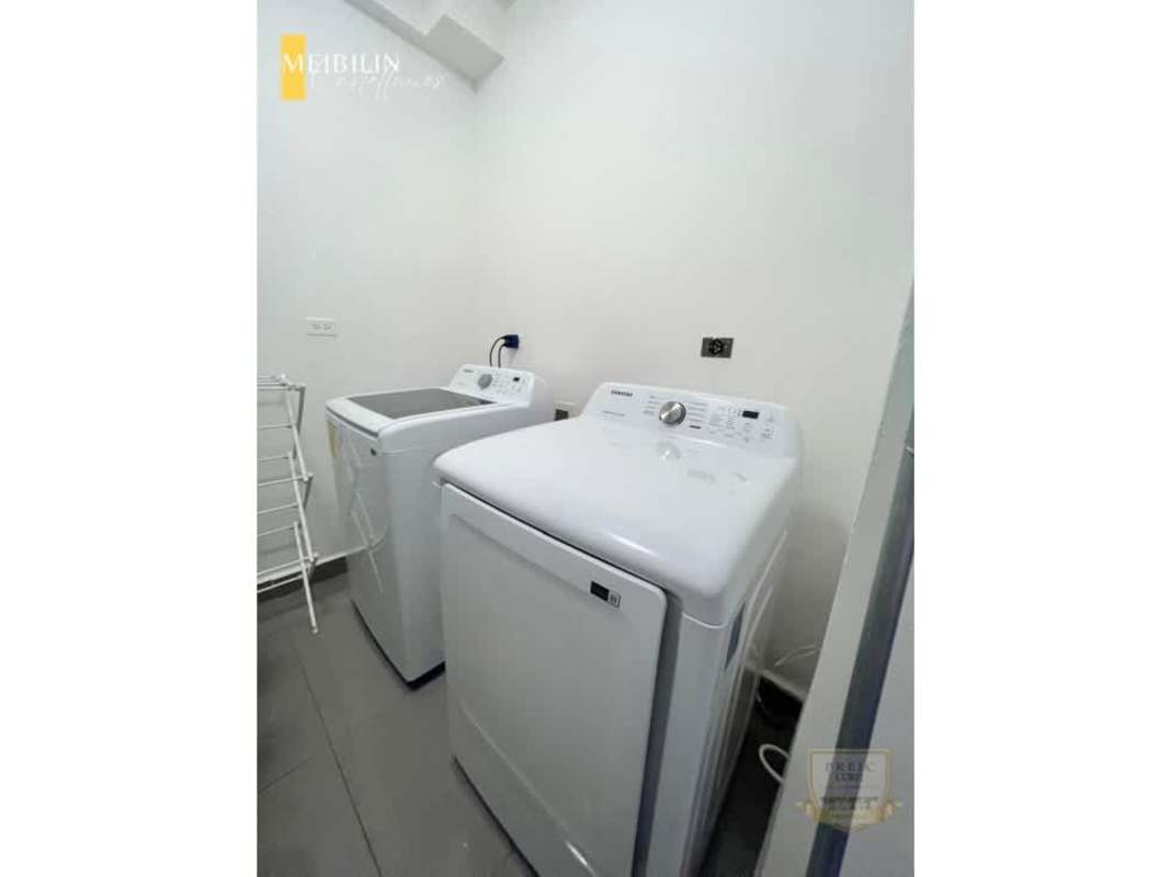 Guest bedroom with natural light and twin beds for sale in PH Quartier 74 Panama City