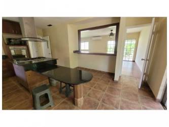 Spacious master bedroom with balcony access, walk-in closet, AC in Panamá Pacífico house