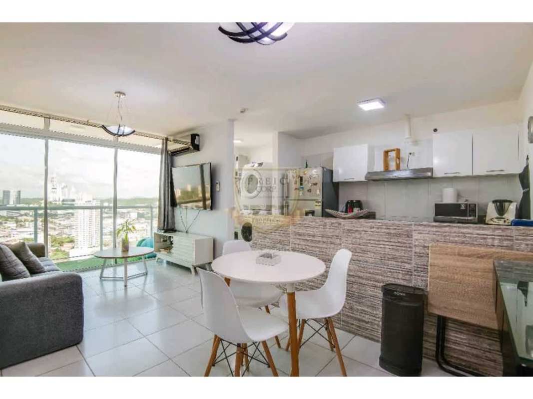 Spacious living room with tile floors, access to city view balcony, PH Metropolitan Park Panama