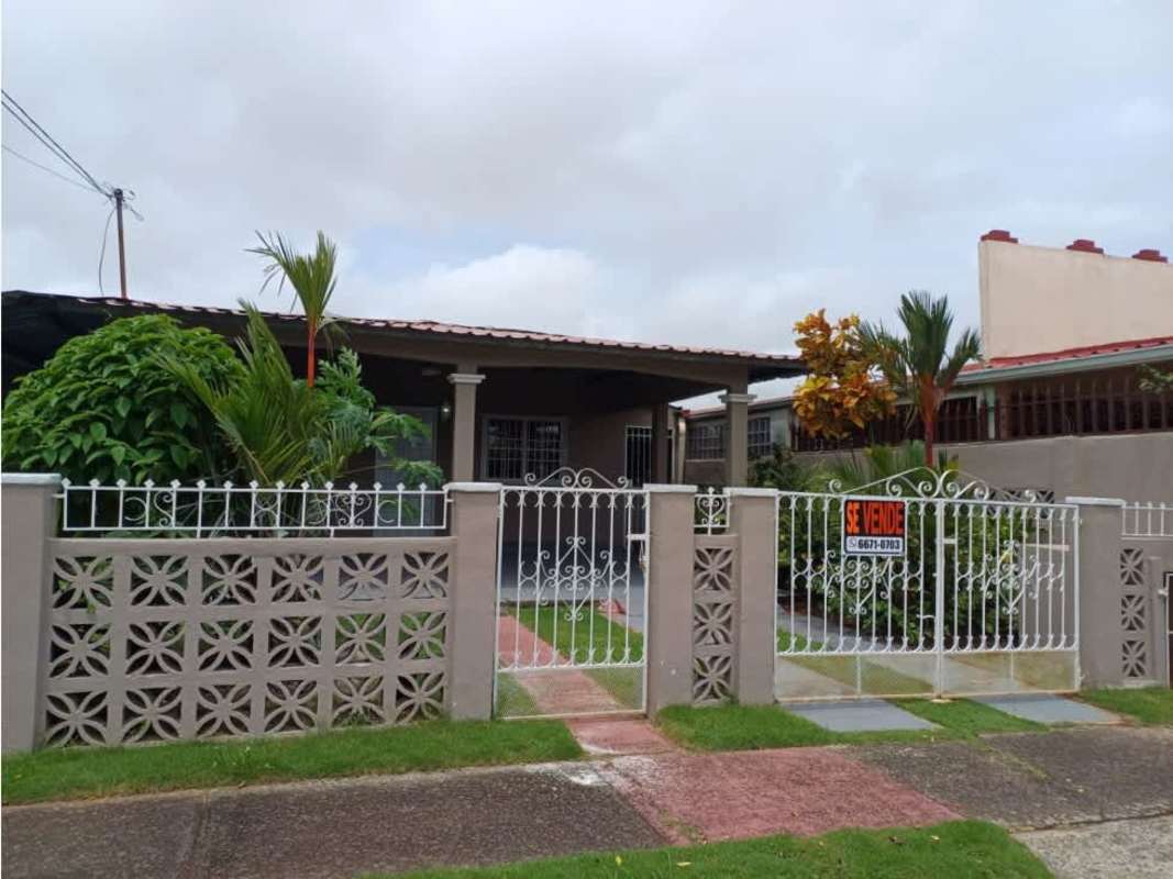 Exterior view single-story house garden gated fence Don Bosco Panama house sale