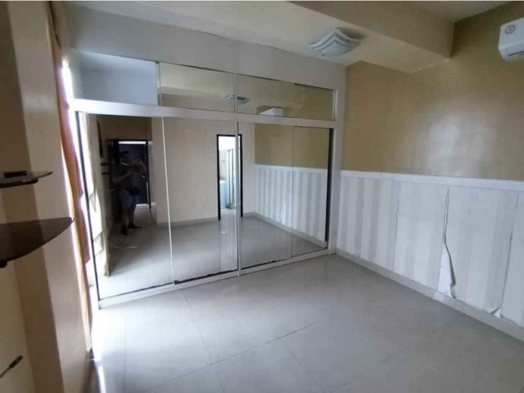 Spacious bedroom with mirrored closet, neutral walls PH Calle 77 San Francisco Panama