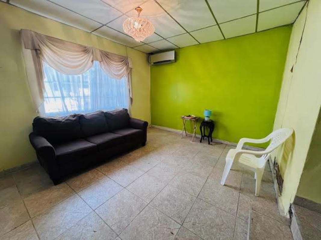 Bedroom in Betania house with closet, tile flooring and pink walls Panama City