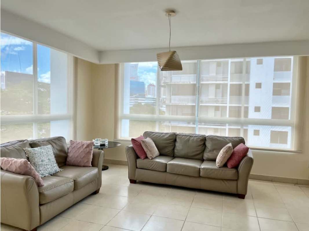 Dining area with natural light and modern furnishings at PH Bahía Obarrio Panama