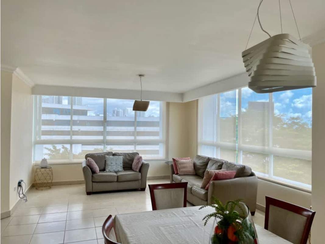 Spacious master bedroom with large windows and en-suite bathroom in PH Bahía Obarrio Panama