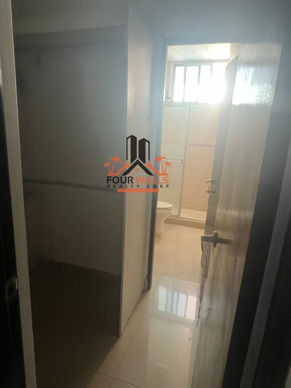 Simple bathroom with pedestal sink, wall mirror and walk-in shower PH The Palm Obarrio