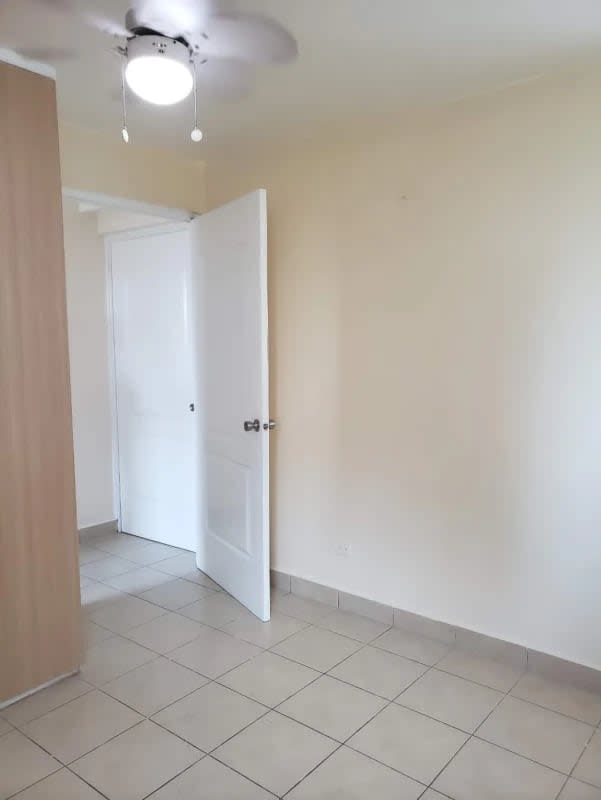 Bedroom with window, ceramic floor and ceiling fan in PH Vista Hermosa near Obarrio Panama