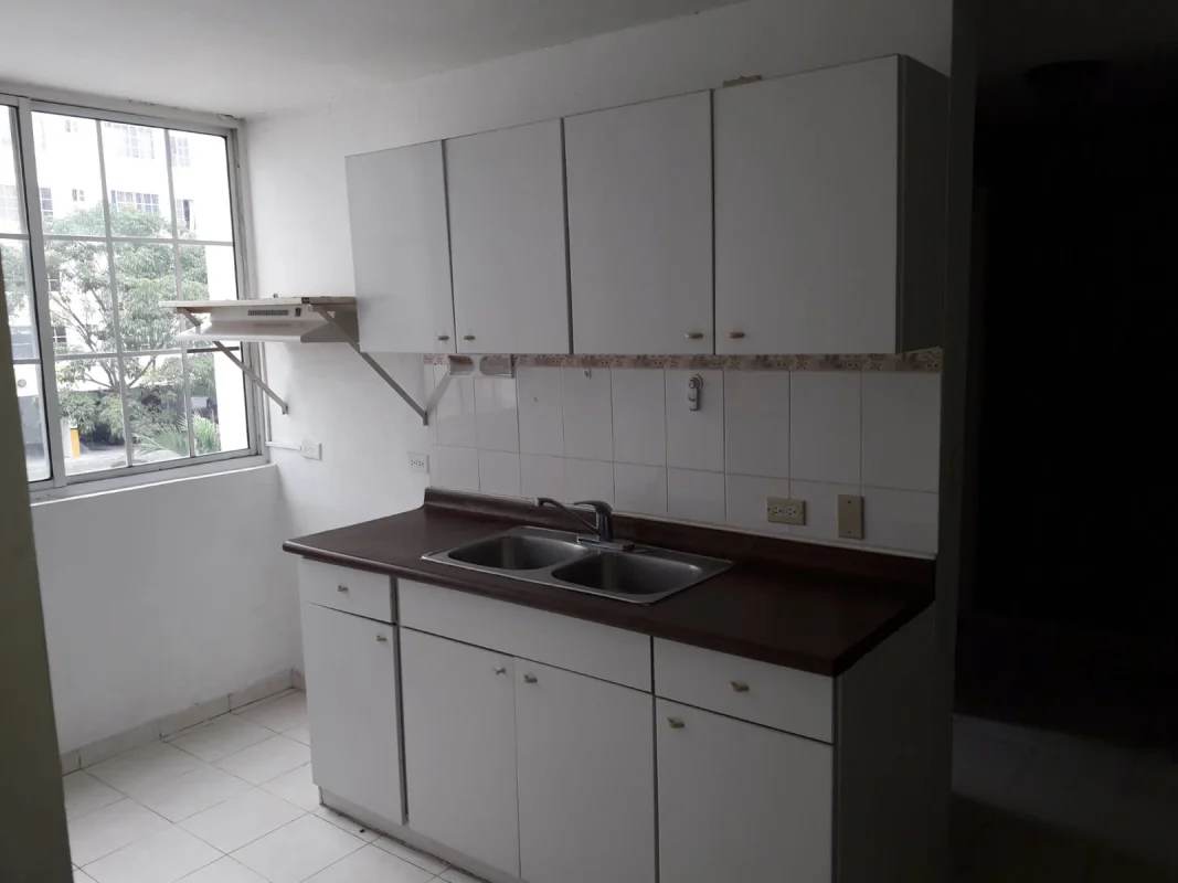 Minimalist kitchen with double sink, large window and cabinets in PH Mystic Hill Panama