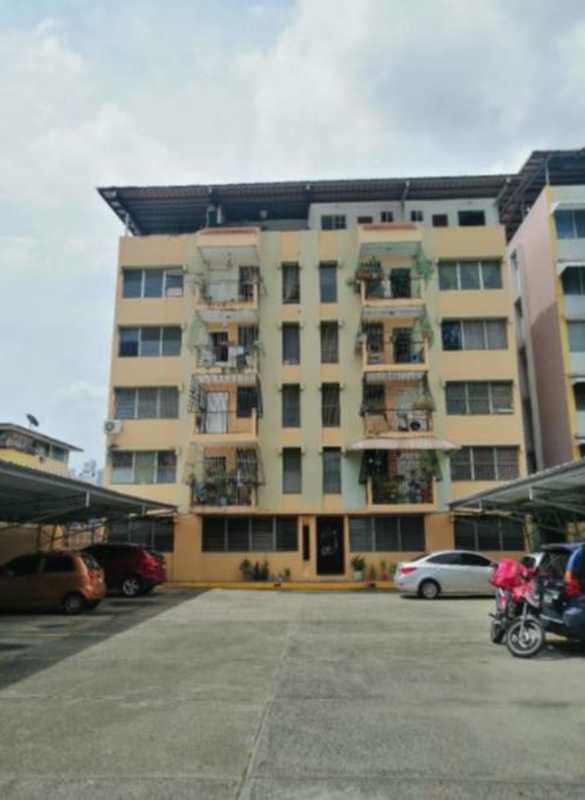 Bedroom tiled floors built-in closet window PH Parque Lefevre Panama City