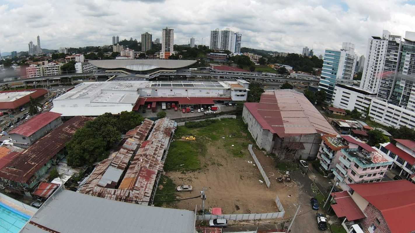 Large vacant urban lot ideal for commercial or residential tower development in Pueblo Nuevo