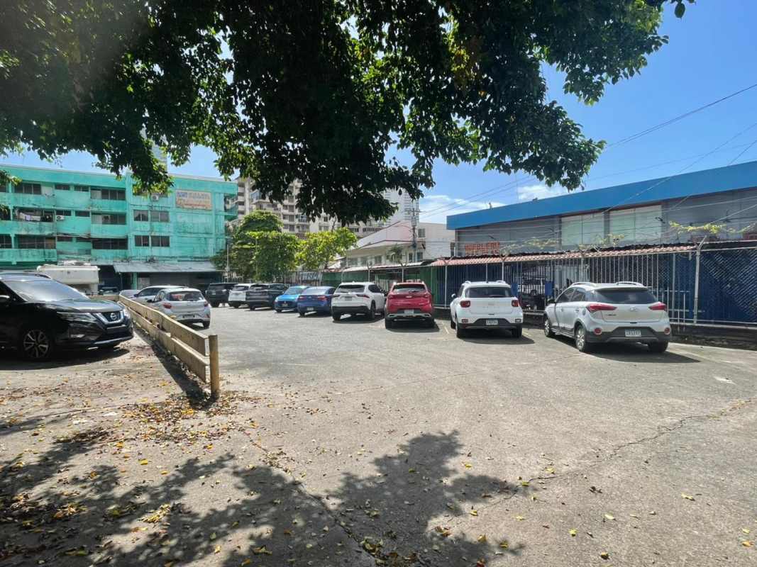 High exposure corner land lot ideal for development near Calidonia Lotería metro station Panama City