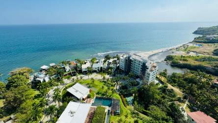 Fully equipped kitchen with granite counters in beachfront condo Panamá