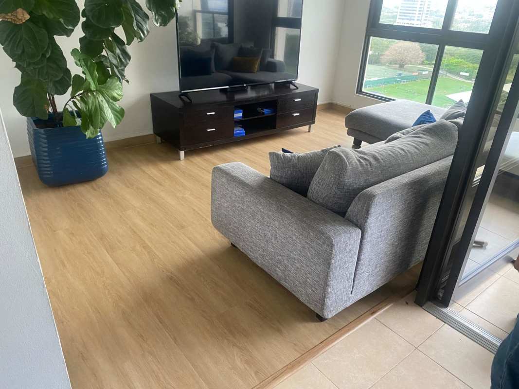 Swimming pool and jacuzzi area with deck chairs PH Parque del Mar II Costa del Este Panama