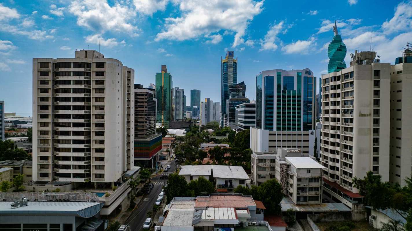 Elegant lobby with marble accents and lounge seating in PH Aura Obarrio