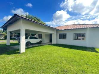 Living room with ceramic tile floors and bright window in house for rent David Panama