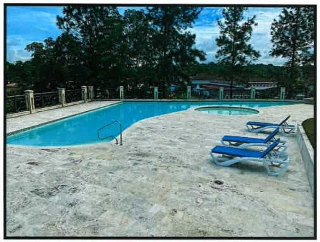 Swimming pool and whirlpool with loungers surrounded by trees at PH Pine Hills Building 2 Albrook Panama
