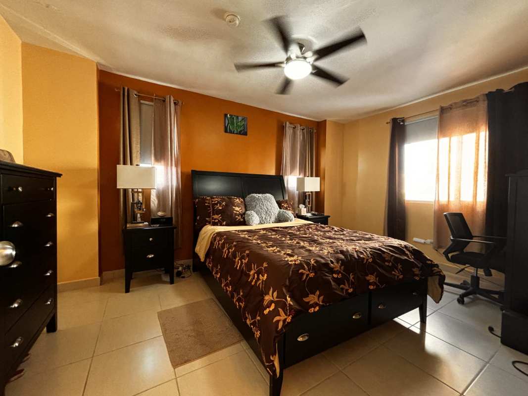 Bright bedroom with ceiling fan, windows and porcelain floors PH Augusta Brisas del Golf Panama