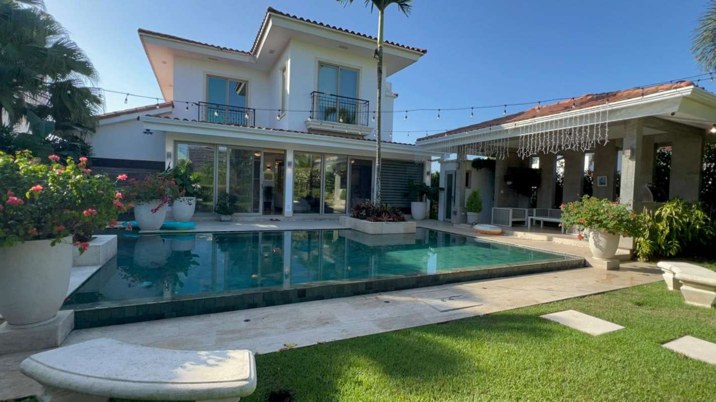 Covered terrace with outdoor dining, overlooking heated pool and golf course Fairway Estates Santa María Panama